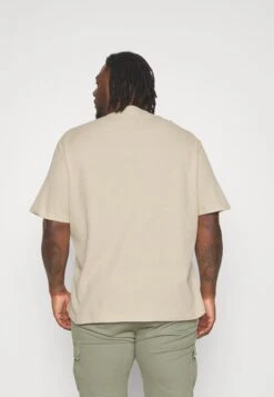 YOURTURN Unisex - Basic T-Shirt -Light Green/ Off-White -Yourturn Sales Store 2f59b2e8fb1843719da15f2e00e33582