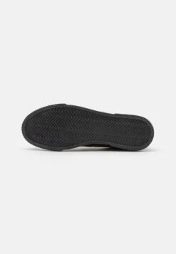 YOURTURN Unisex - Slip-Ons - Black -Yourturn Sales Store 30fff8c93e114c0da299c888830f95e7